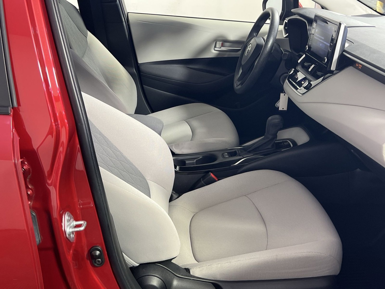 Used 2021 Toyota Corolla LE image 24