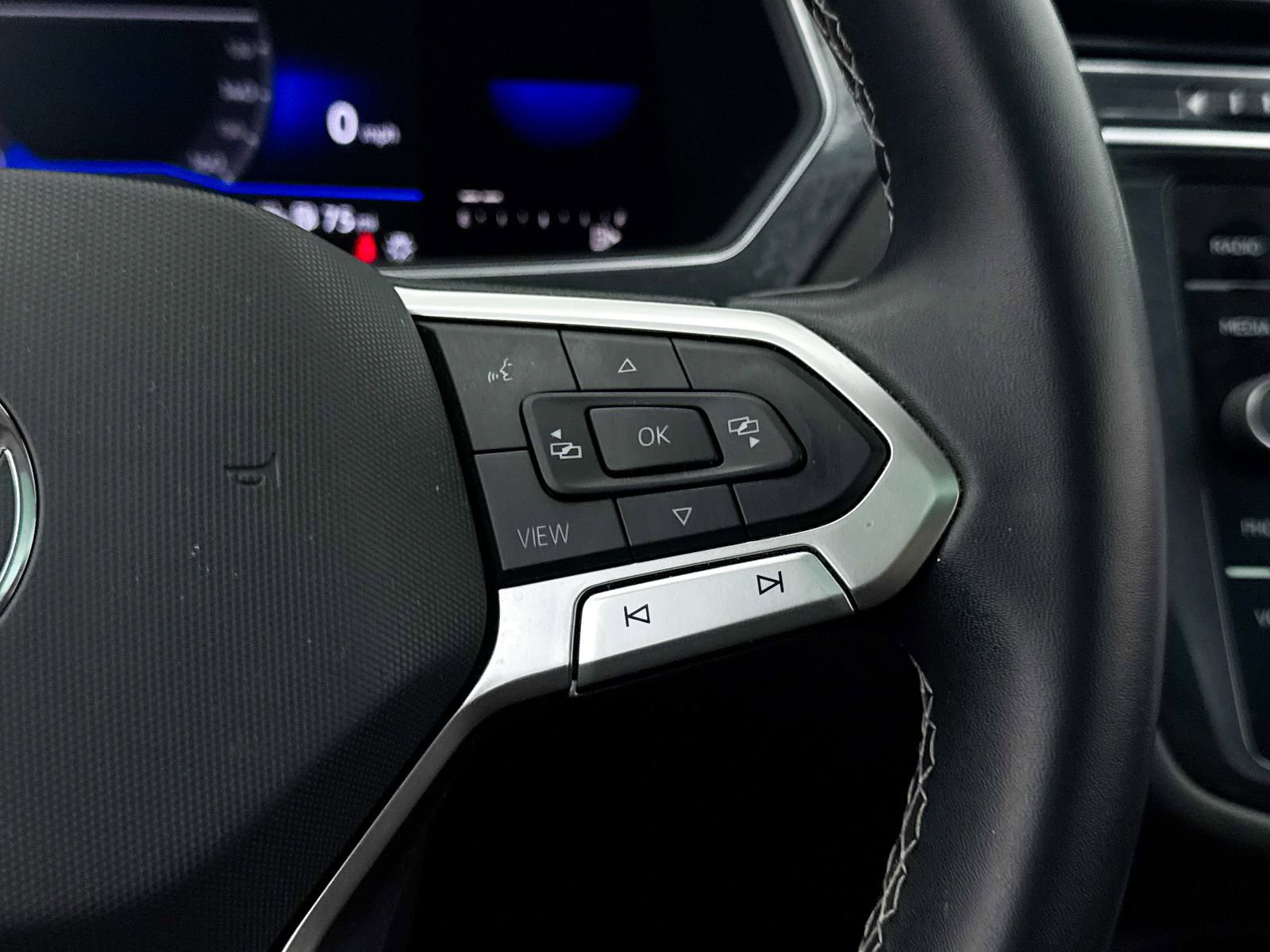 Used 2022 Volkswagen Tiguan SE w/ Panoramic Sunroof Package image 34