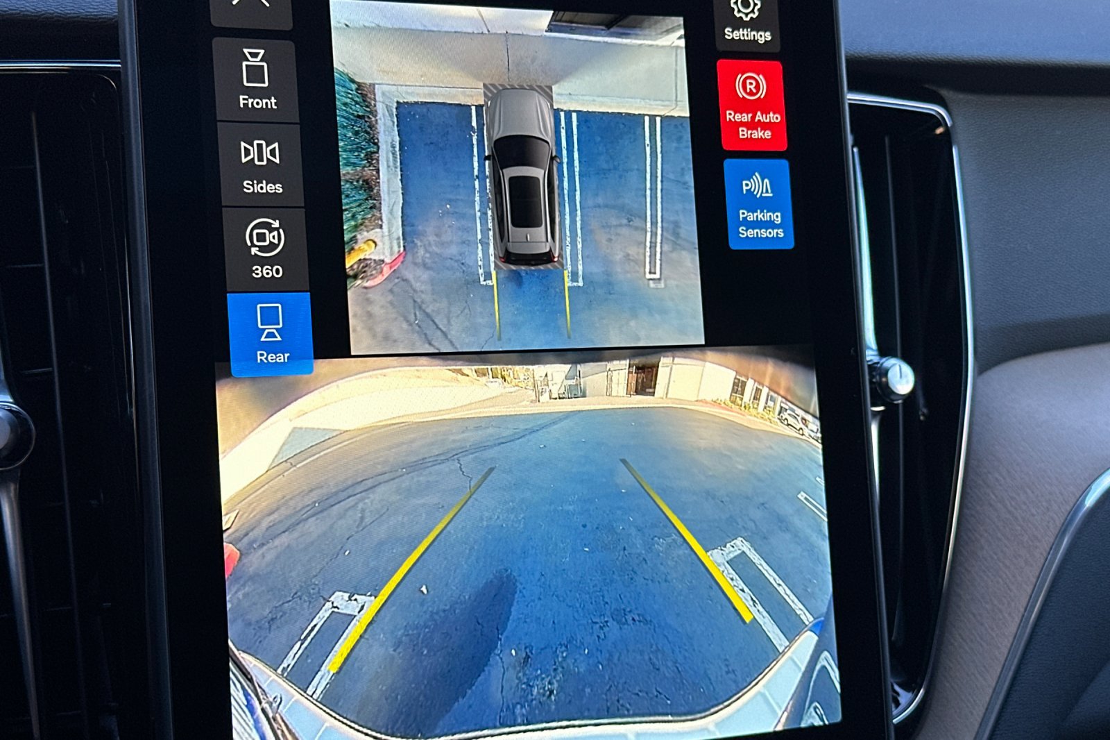 New 2026 Volvo XC60 B5 Plus w/ Climate Package image 17