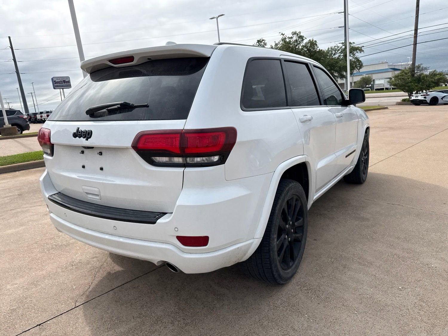 Used 2018 Jeep Grand Cherokee Altitude RWD image 7