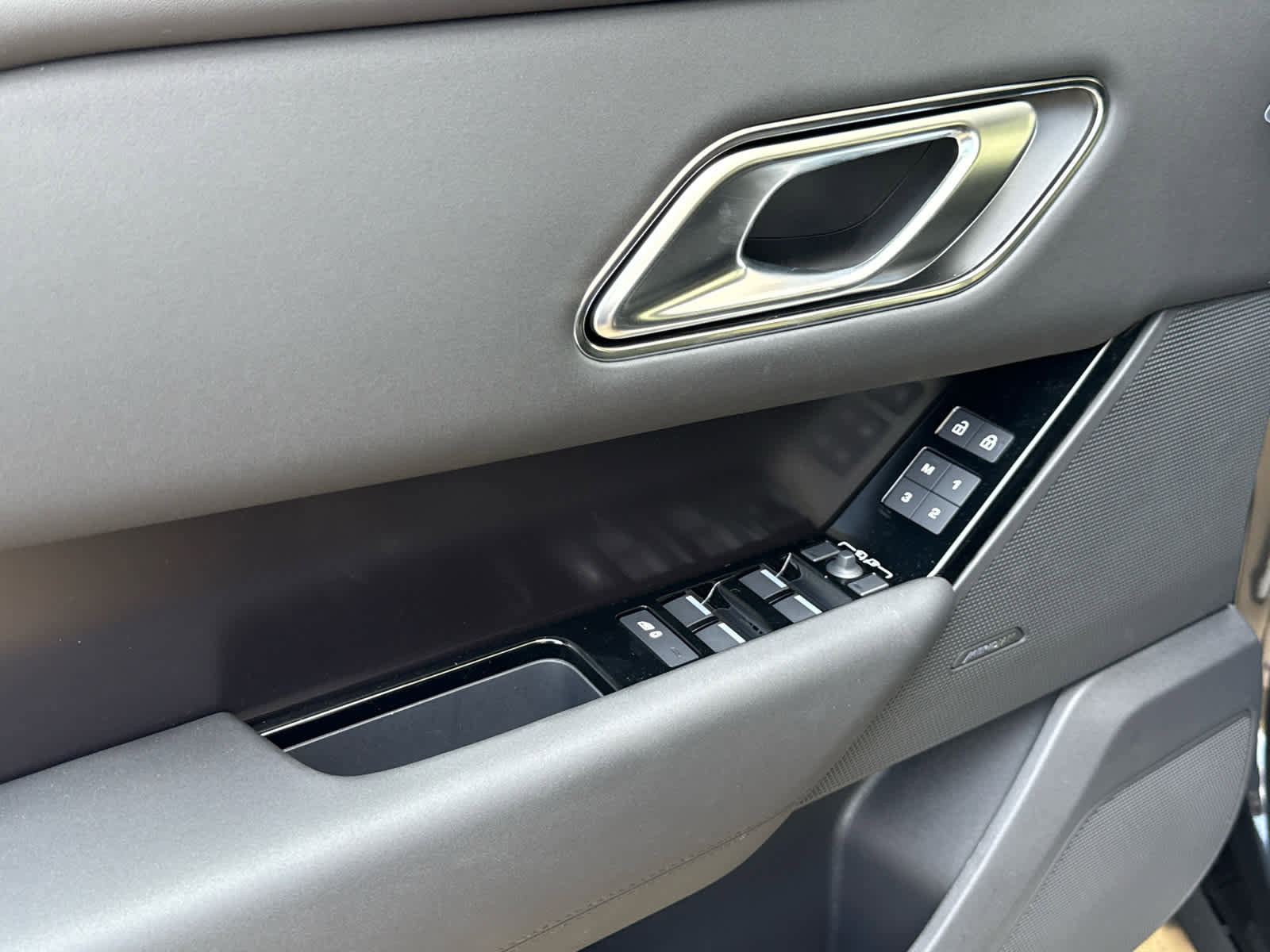 New 2026 Land Rover Range Rover Velar Dynamic SE image 14