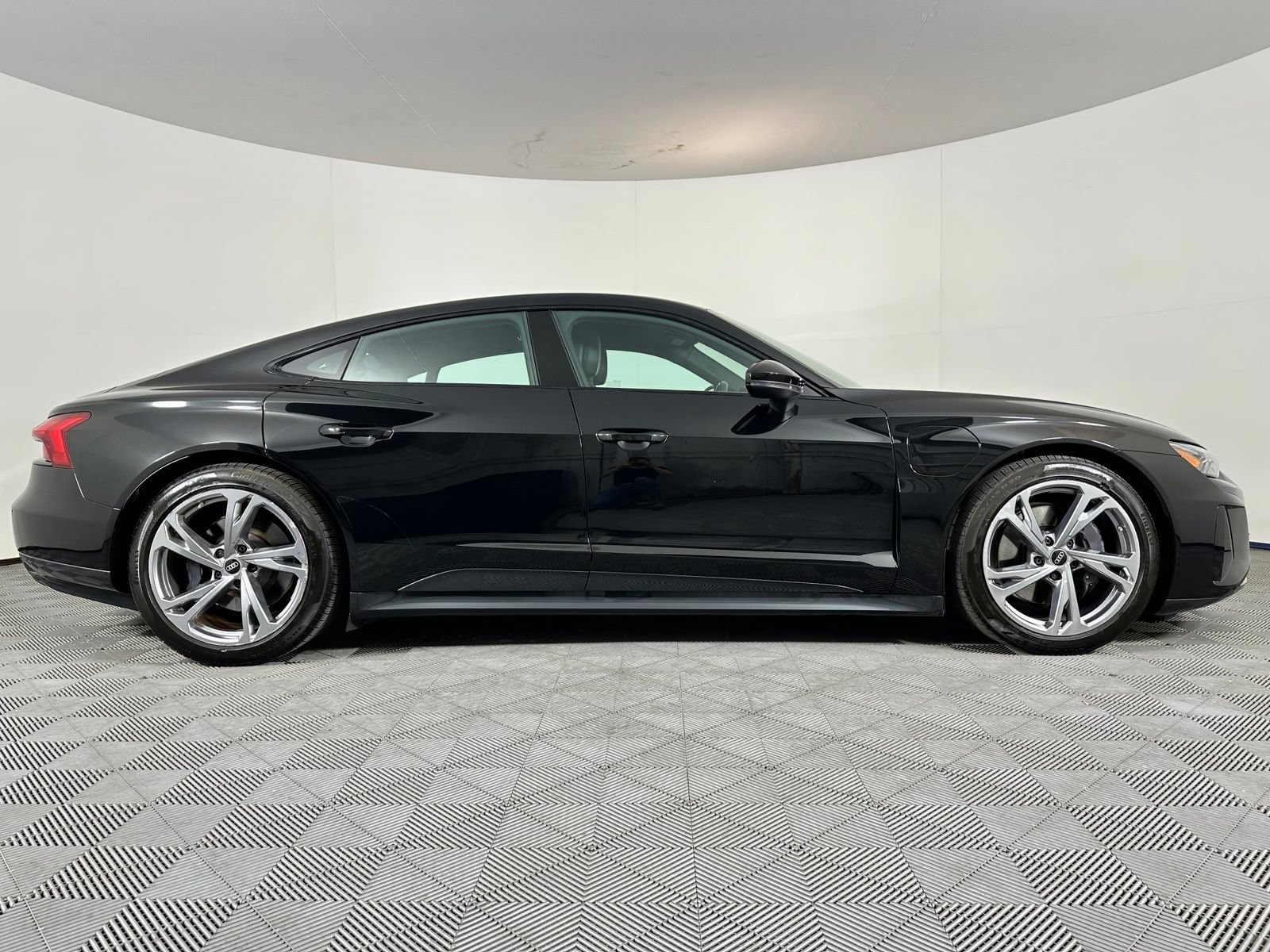 Used 2024 Audi e-tron GT Premium Plus AWD/4WD image 32