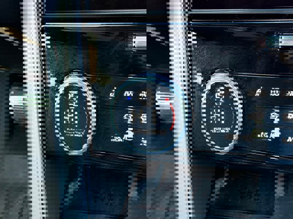 Certified 2025 Land Rover Discovery Dynamic SE image 22