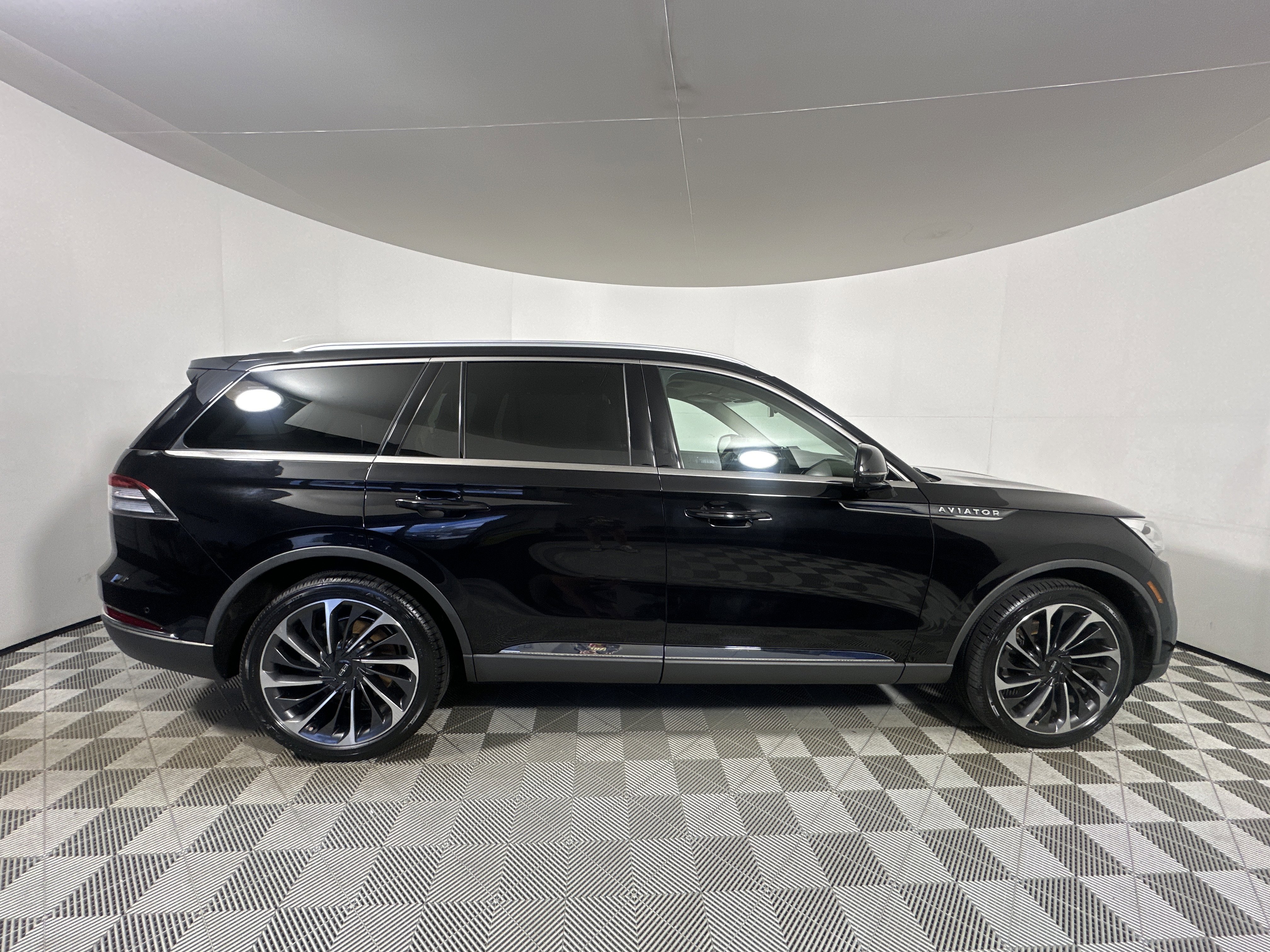Used 2020 Lincoln Aviator Reserve w/ Equipment Group 202A image 8
