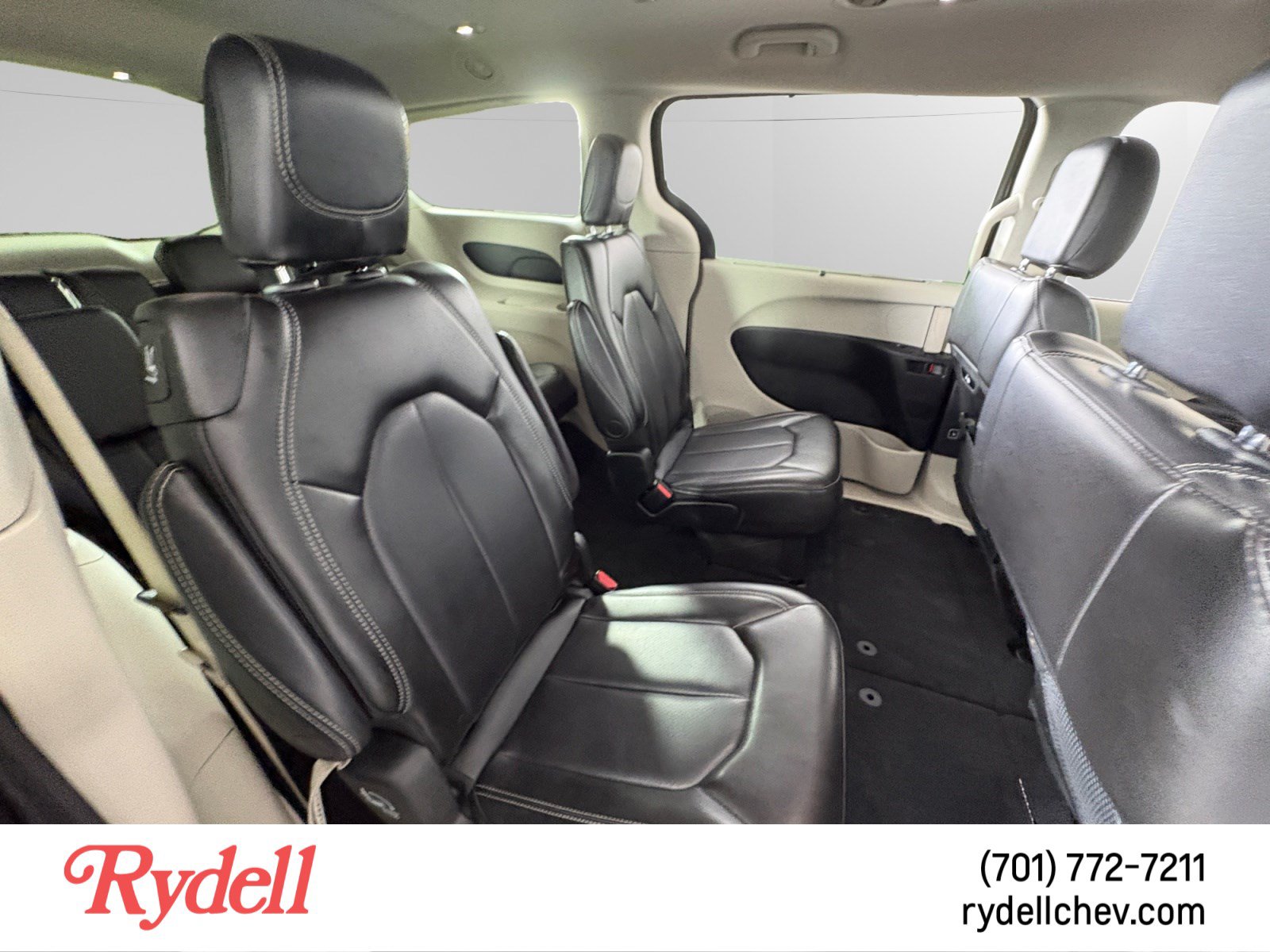 Used 2023 Chrysler Pacifica Touring-L FWD image 17