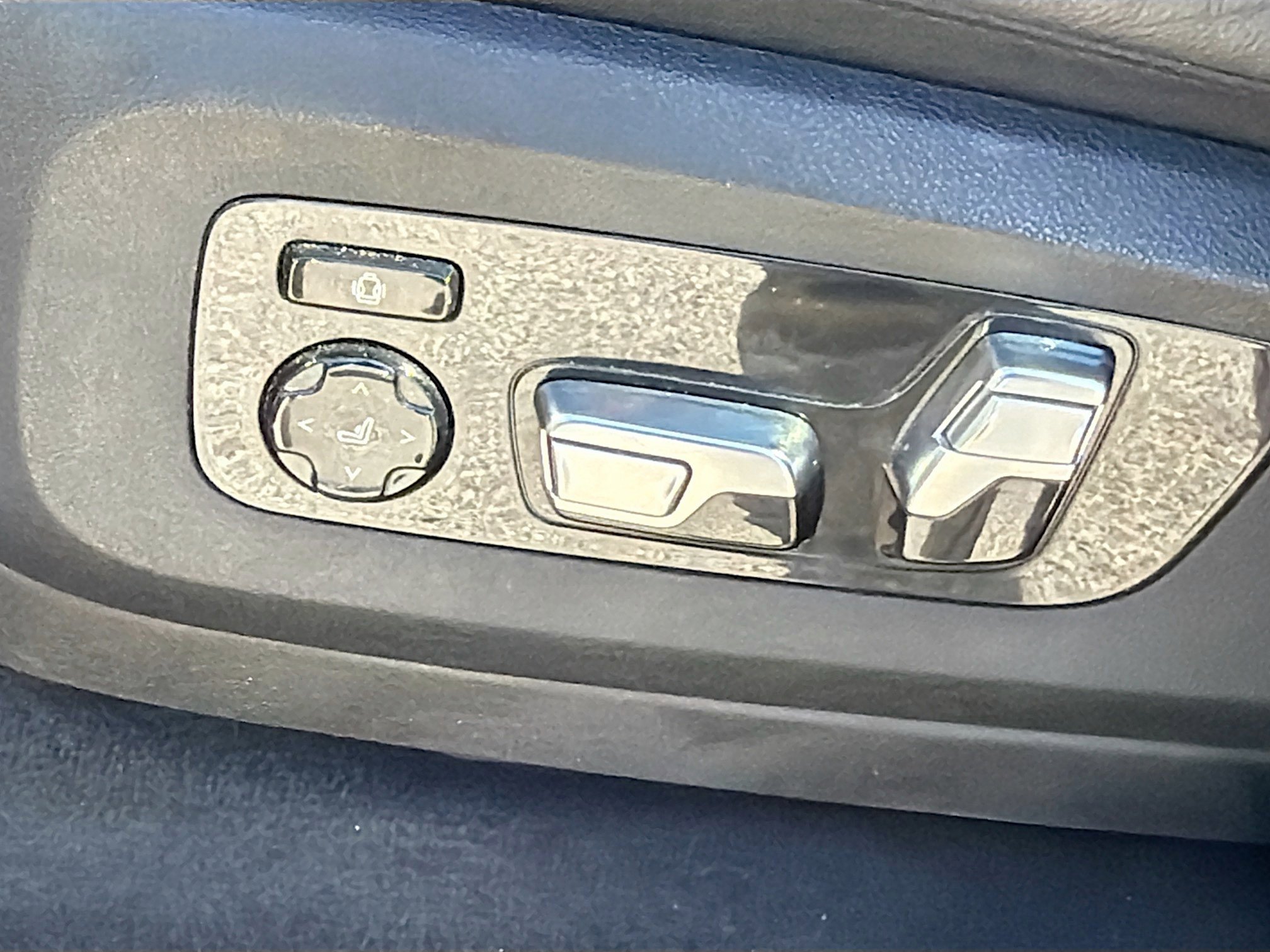 Used 2022 BMW X7 xDrive40i w/ M Sport Package image 26