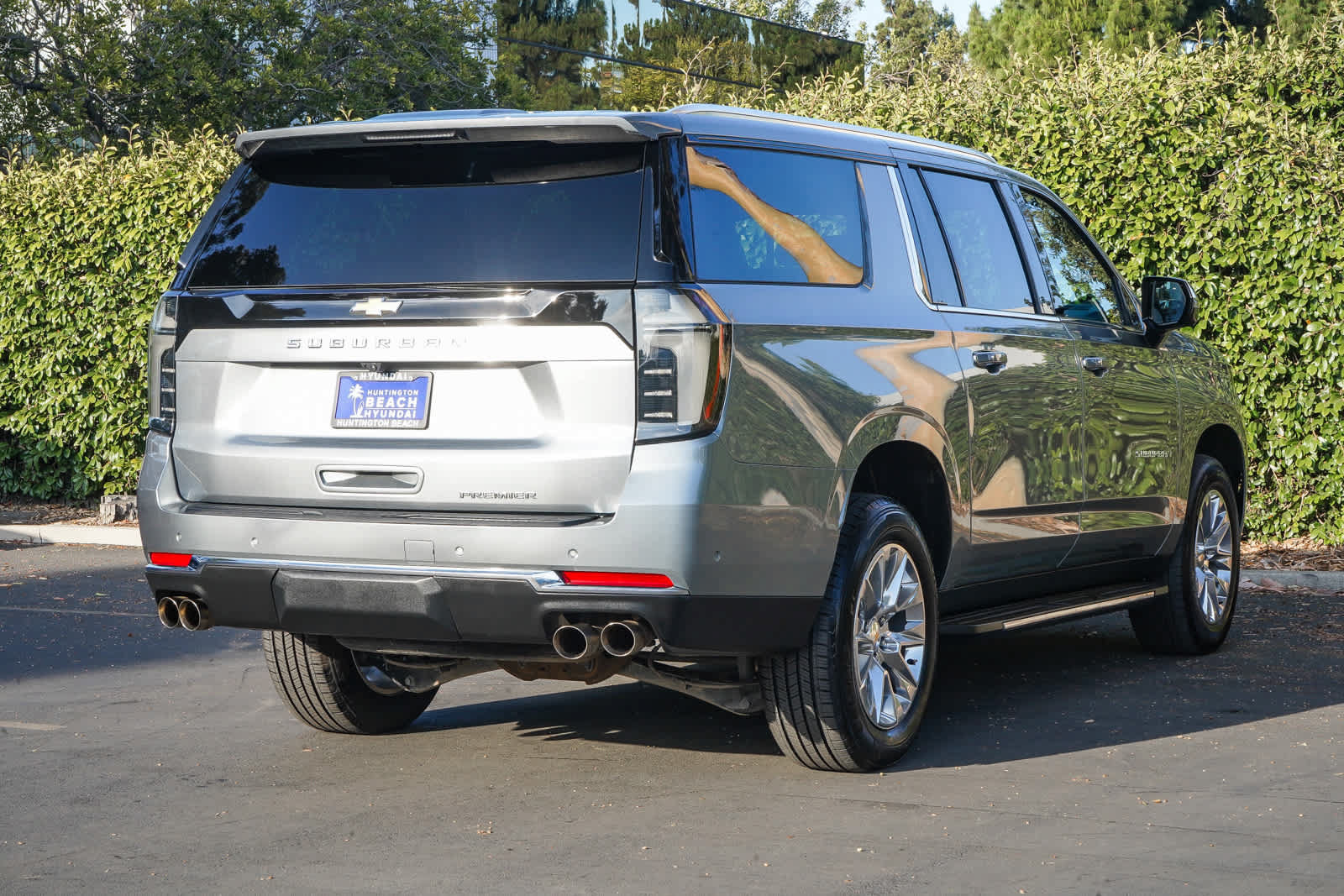 Used 2025 Chevrolet Suburban Premier AWD/4WD image 6