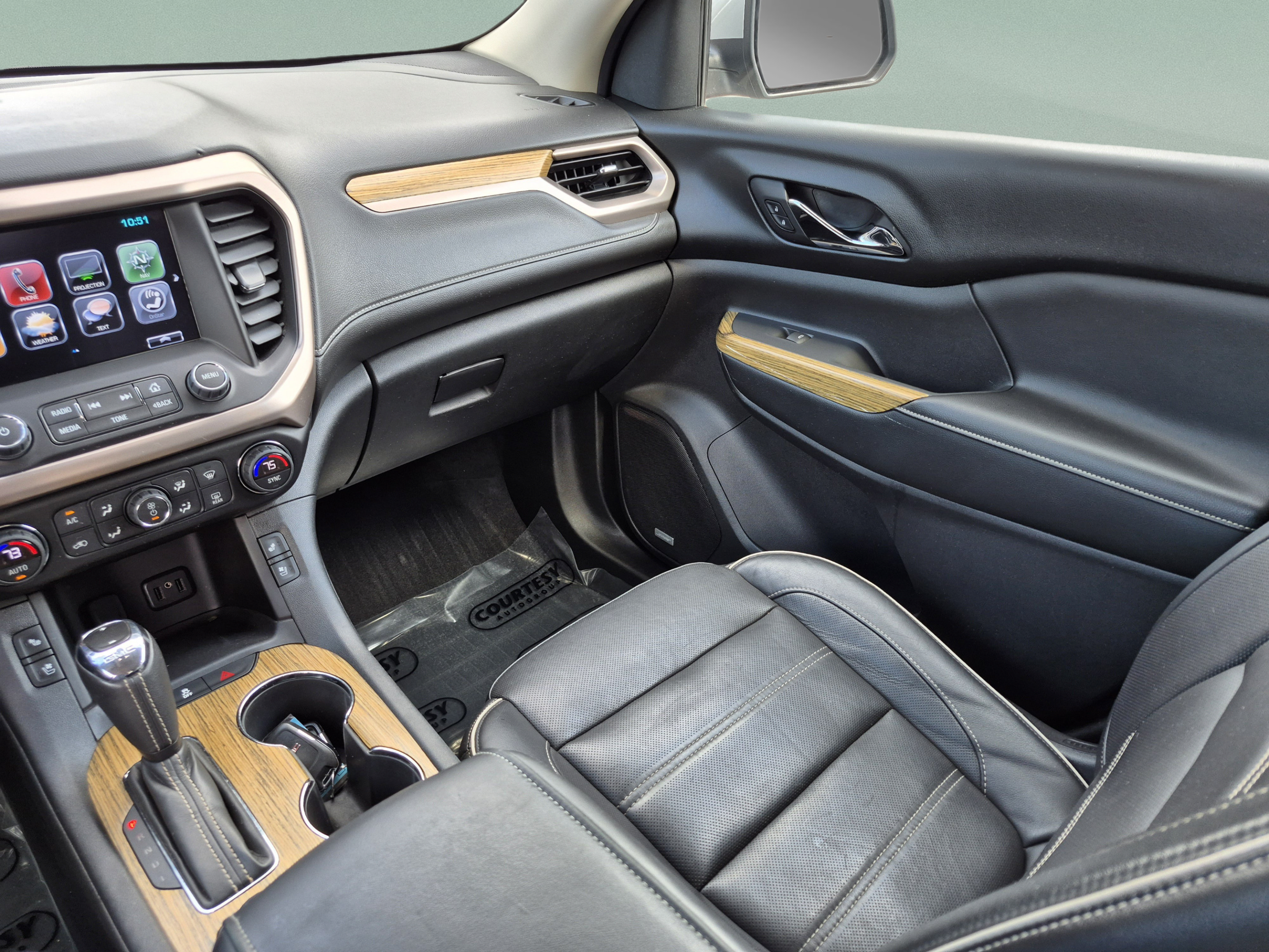 Used 2017 GMC Acadia Denali w/ Technology Package FWD image 14