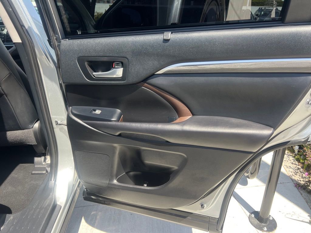 Used 2019 Toyota Highlander Limited FWD image 39