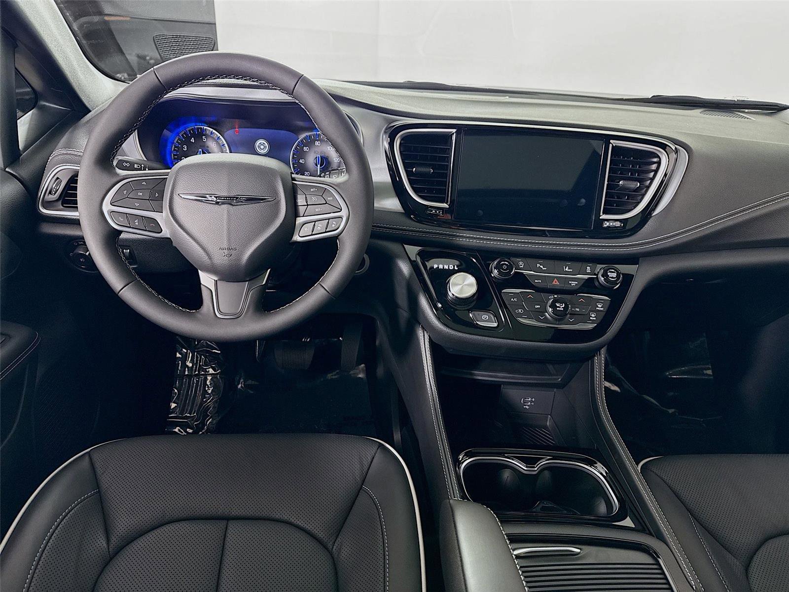 New 2026 Chrysler Pacifica Limited w/ Trailer Tow Group image 2