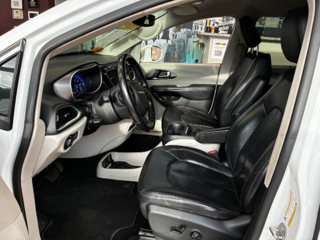 Used 2020 Chrysler Pacifica Touring-L FWD image 17