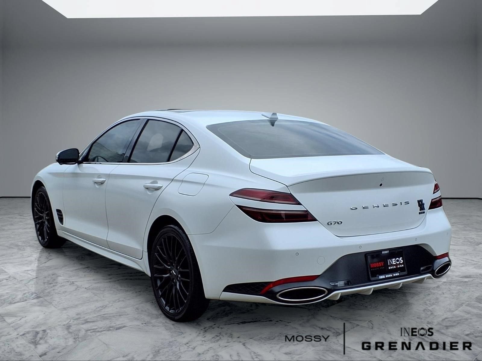Used 2022 Genesis G70 3.3T Launch Edition RWD image 2