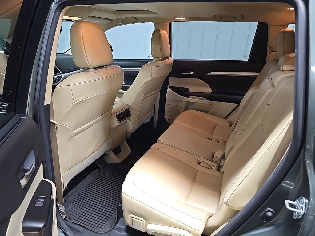 Used 2017 Toyota Highlander XLE AWD/4WD image 34