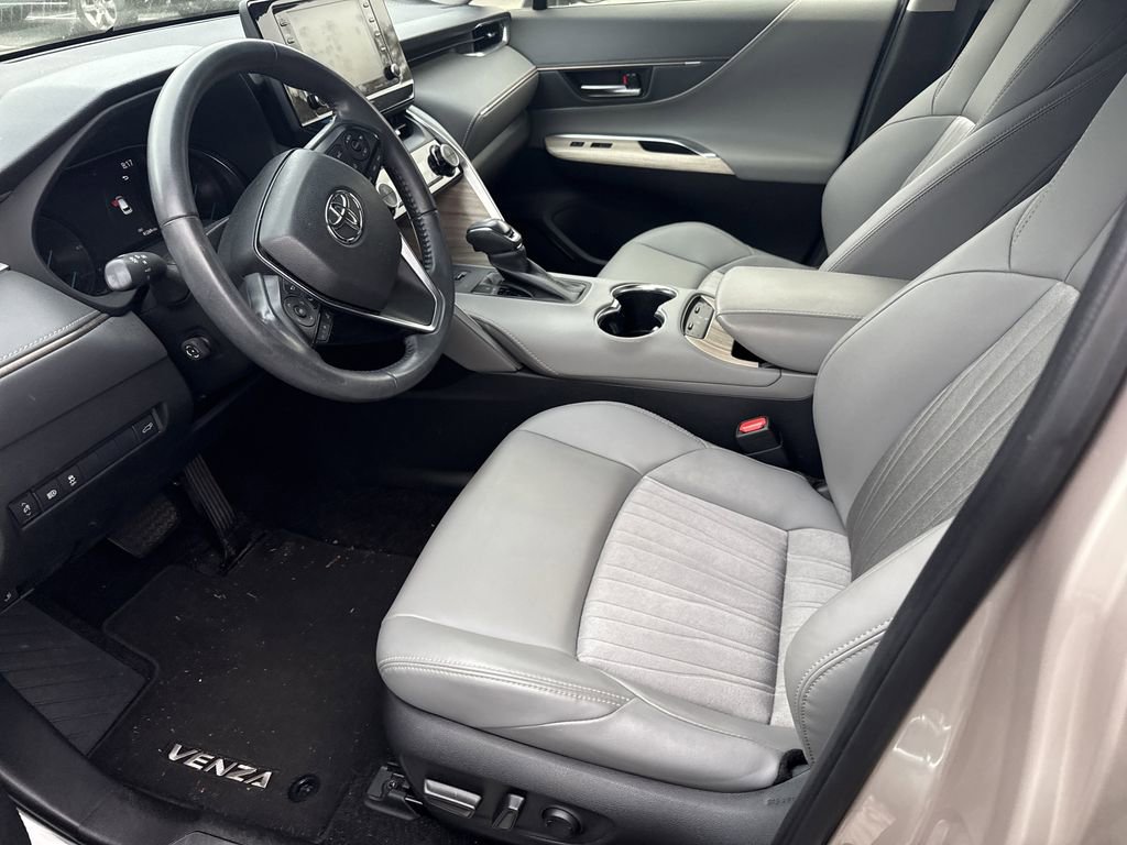 Used 2021 Toyota Venza XLE w/ Carpet Mat Package (TMS) image 9
