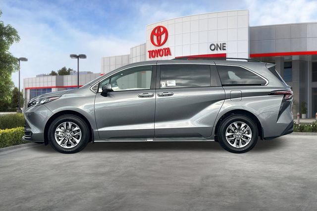 Certified 2026 Toyota Sienna XLE FWD image 9