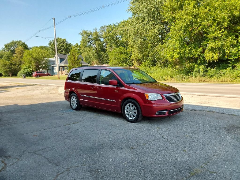 Used 2014 Chrysler Town & Country Touring FWD image 3