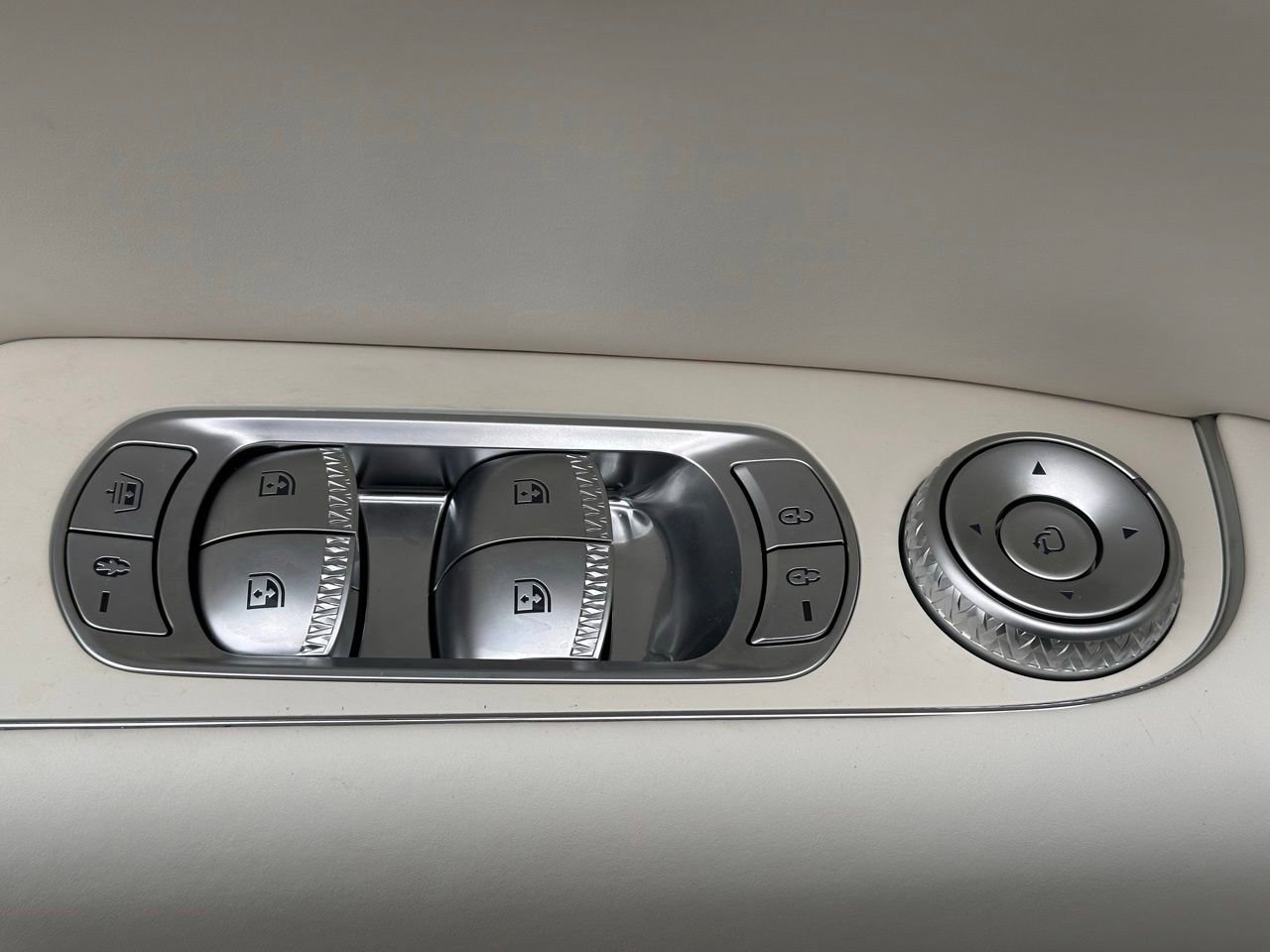 Used 2025 Genesis G90 3.5T image 26