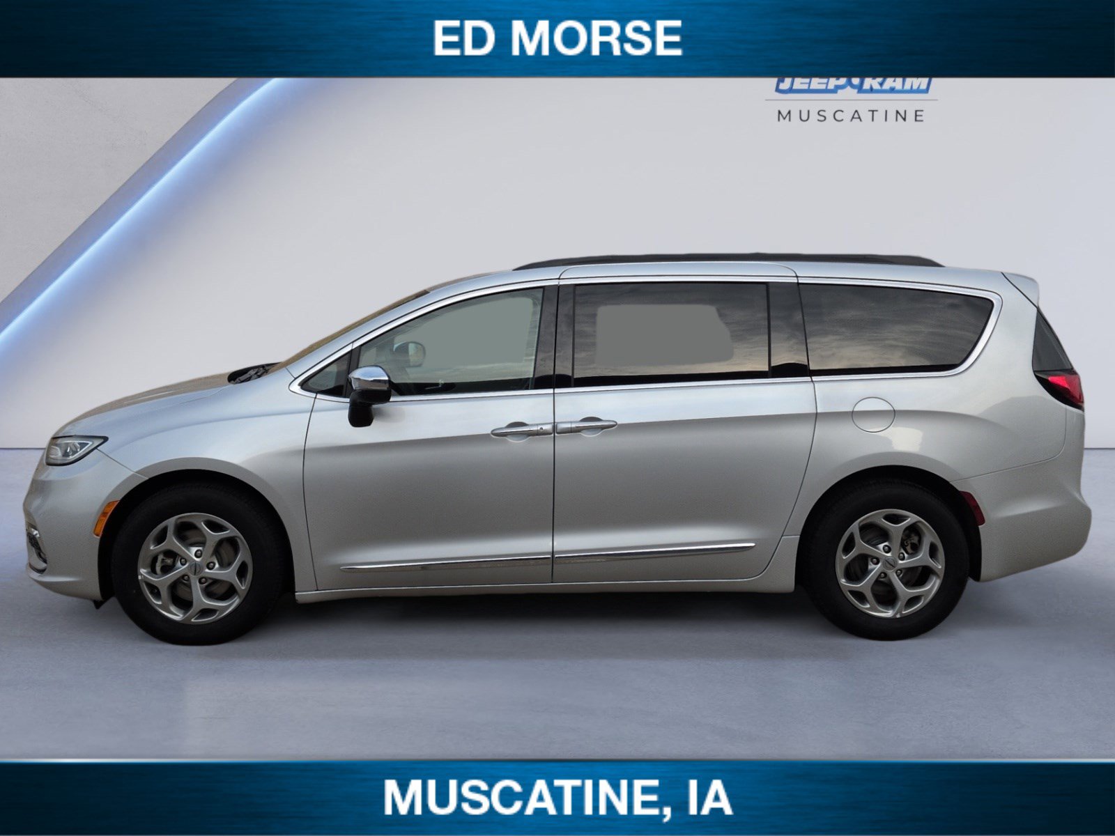 Used 2023 Chrysler Pacifica Limited FWD image 2