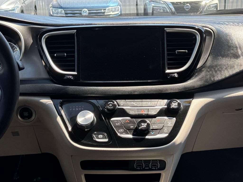 Used 2023 Chrysler Pacifica Touring-L FWD image 17