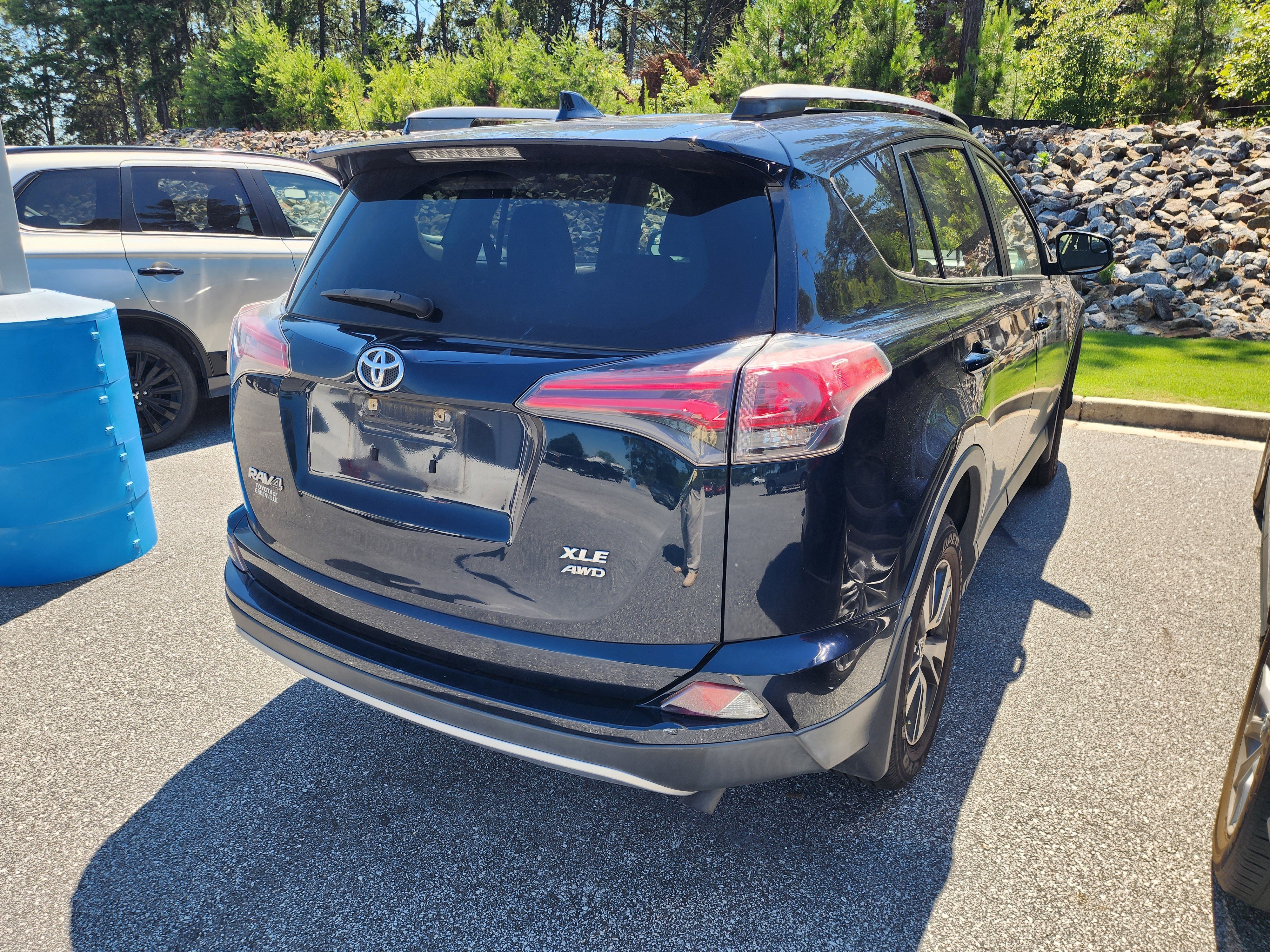 Used 2017 Toyota RAV4 XLE AWD/4WD image 6