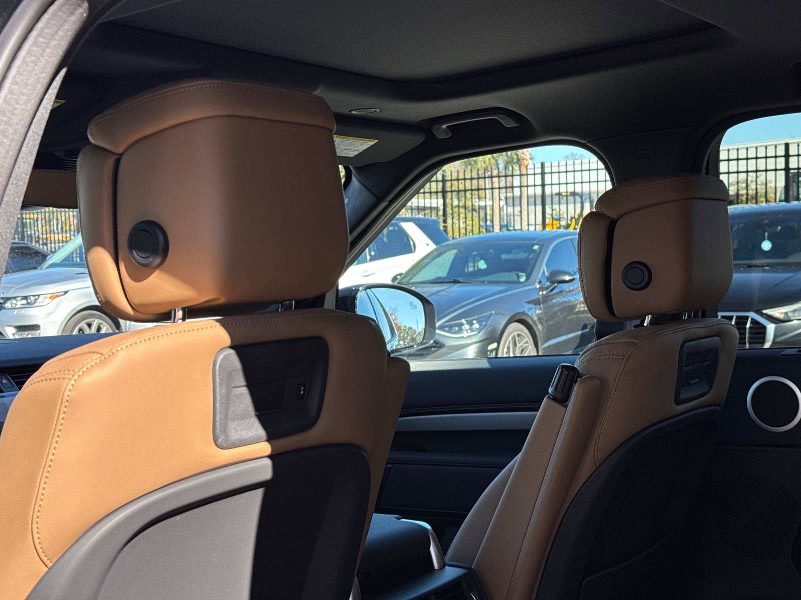 Certified 2025 Land Rover Discovery Dynamic SE image 15