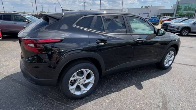 New 2026 Chevrolet Trax LS w/ LS Convenience Package FWD image 2