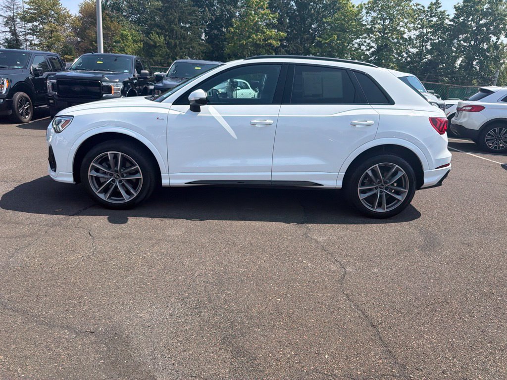 Used 2024 Audi Q3 2.0T Premium w/ Convenience Package AWD/4WD image 2