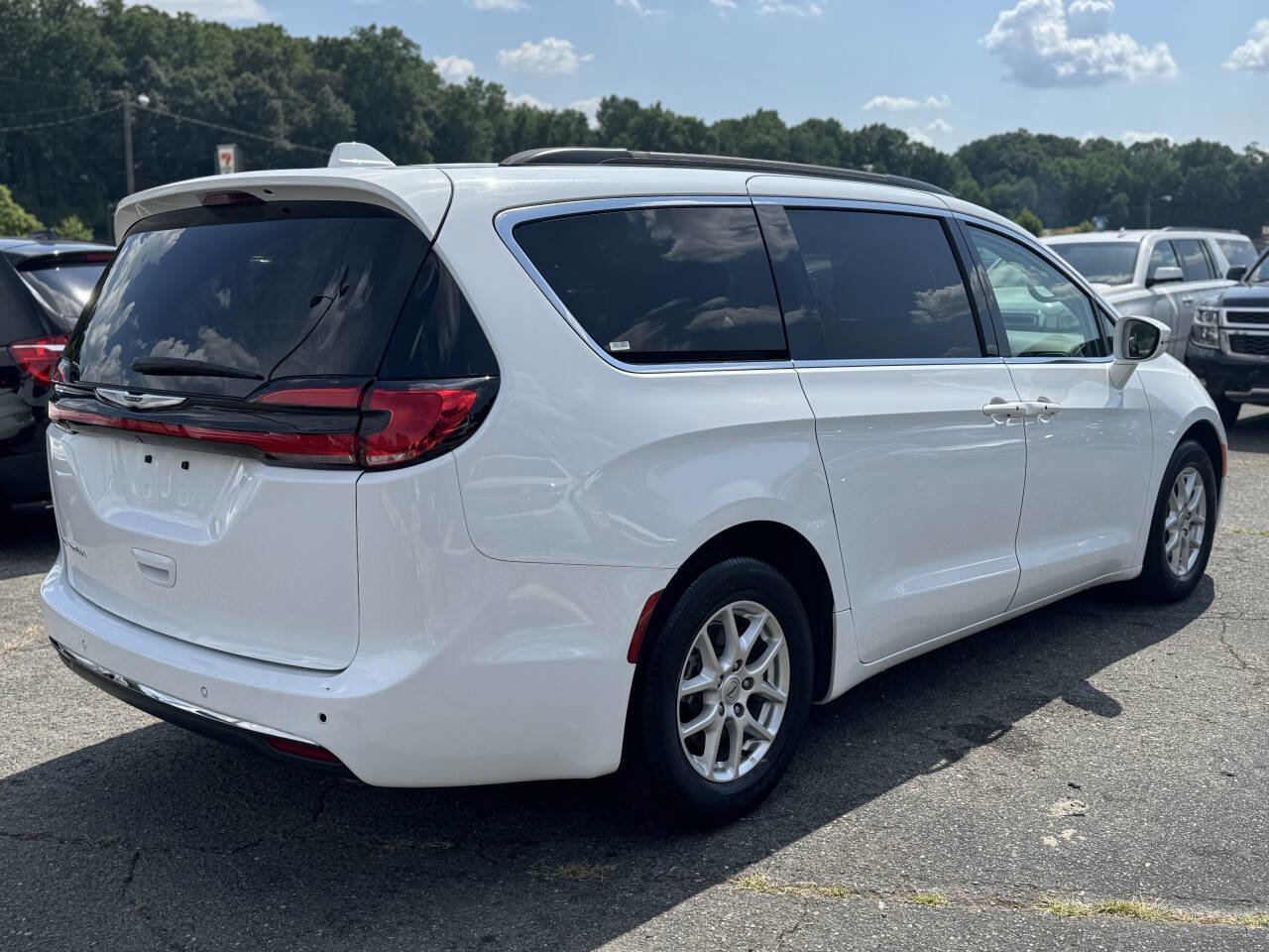Used 2022 Chrysler Pacifica Touring-L image 5