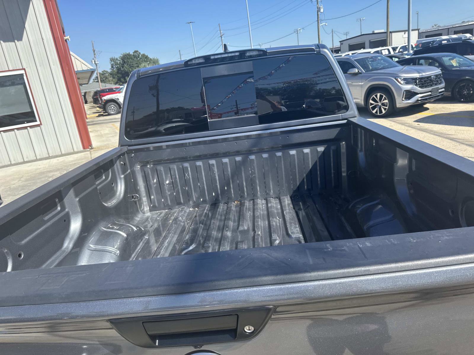 Used 2024 Nissan Titan SV w/ SV Convenience Package image 8