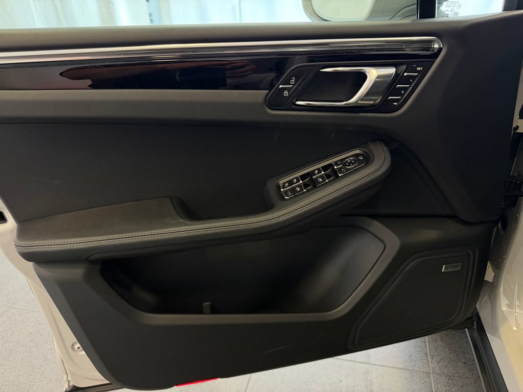 Certified 2026 Porsche Macan AWD/4WD image 15