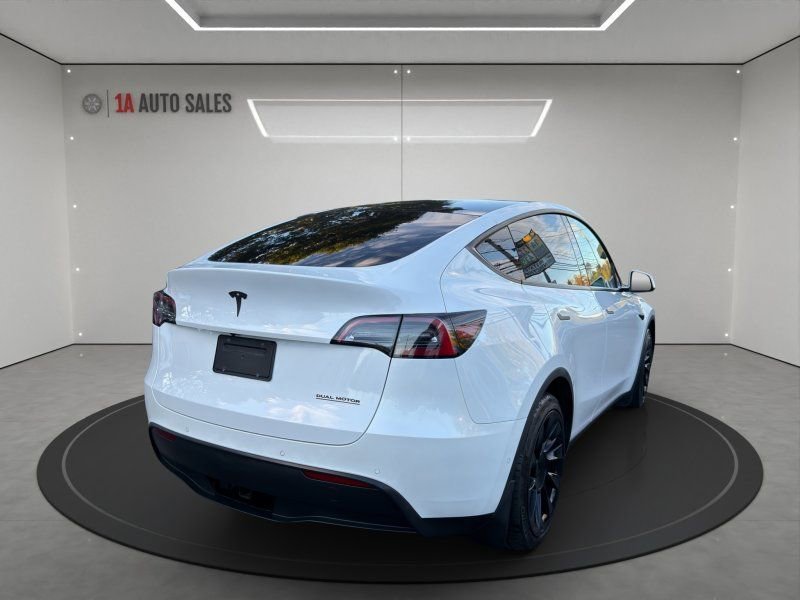 Used 2022 Tesla Model Y Long Range image 5