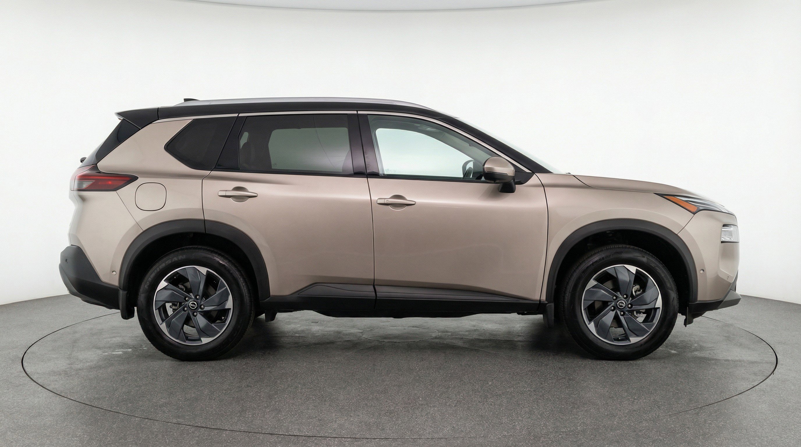 Used 2025 Nissan Rogue SV image 11