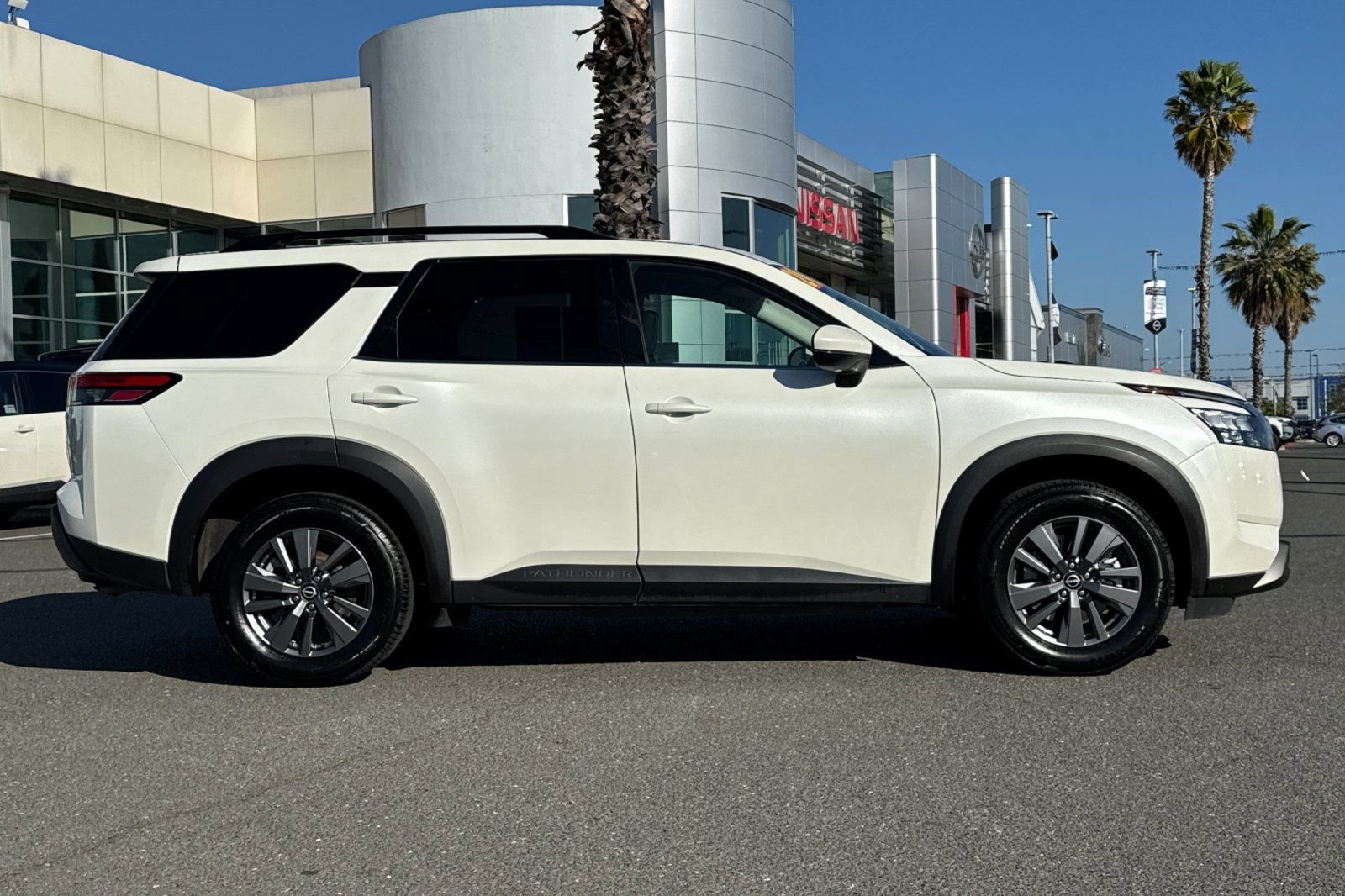 Certified 2024 Nissan Pathfinder SV image 3