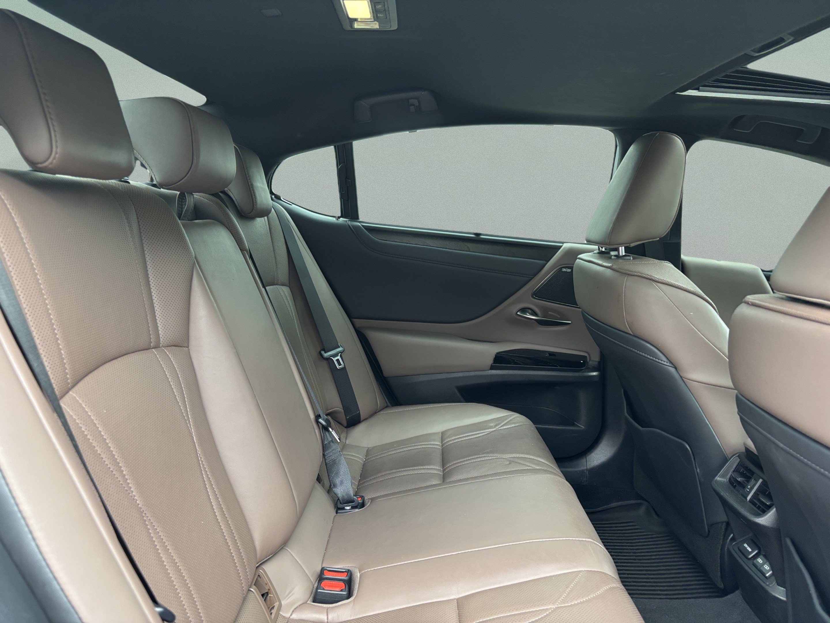 Used 2024 Lexus ES 300h Ultra Luxury w/ Accessory Package (Z2) FWD image 30