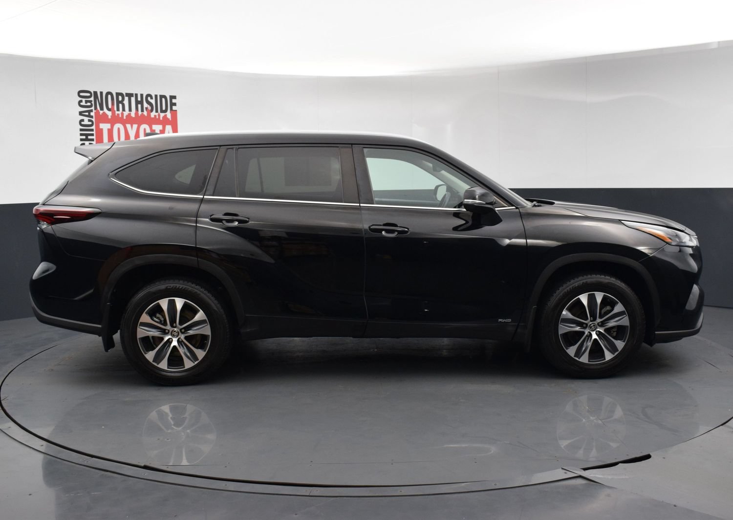 Used 2024 Toyota Highlander XLE AWD/4WD image 5