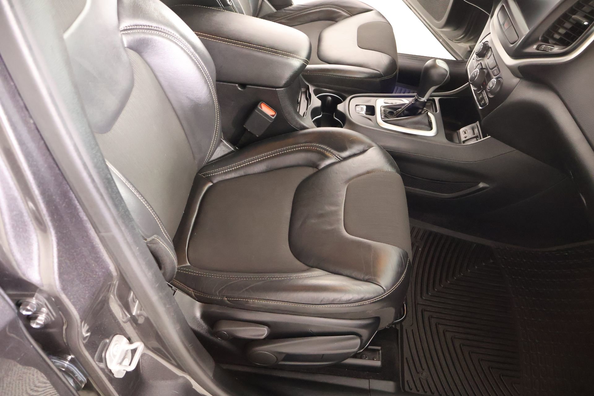 Used 2018 Jeep Cherokee Latitude Plus image 11