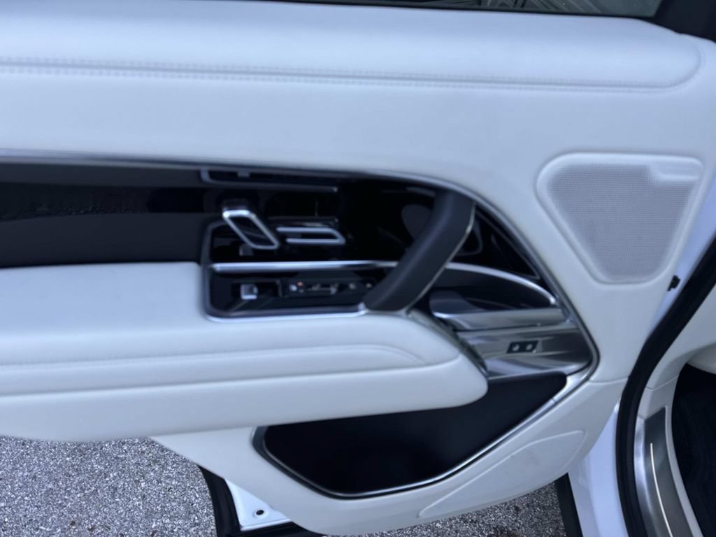 Certified 2025 Land Rover Range Rover SE AWD/4WD image 13