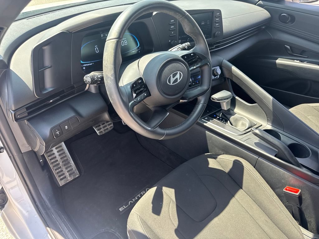 Used 2025 Hyundai Elantra Sport FWD image 16