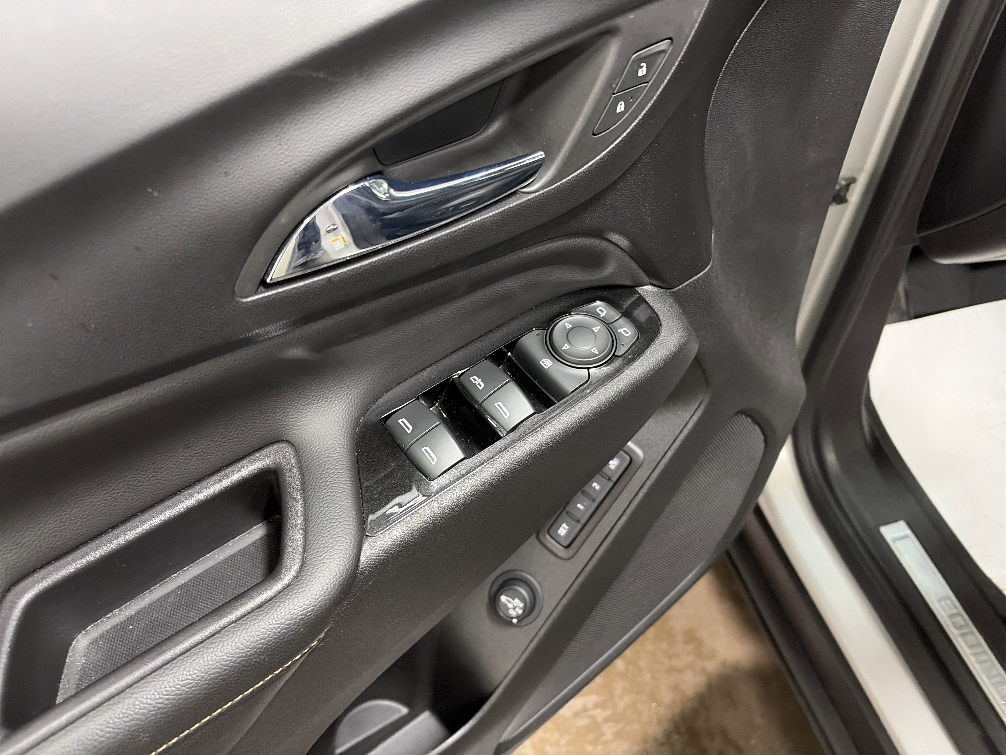 Used 2022 Chevrolet Equinox Premier AWD/4WD image 25