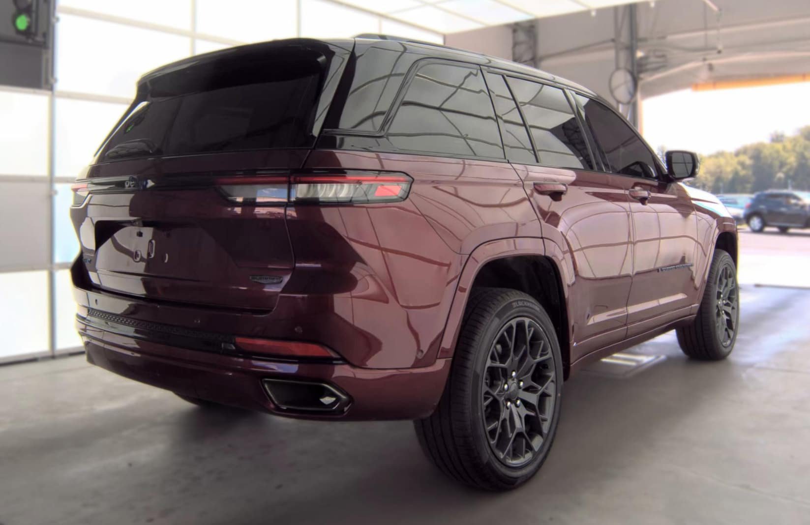 Used 2023 Jeep Grand Cherokee Summit w/ High Altitude Package AWD/4WD image 3