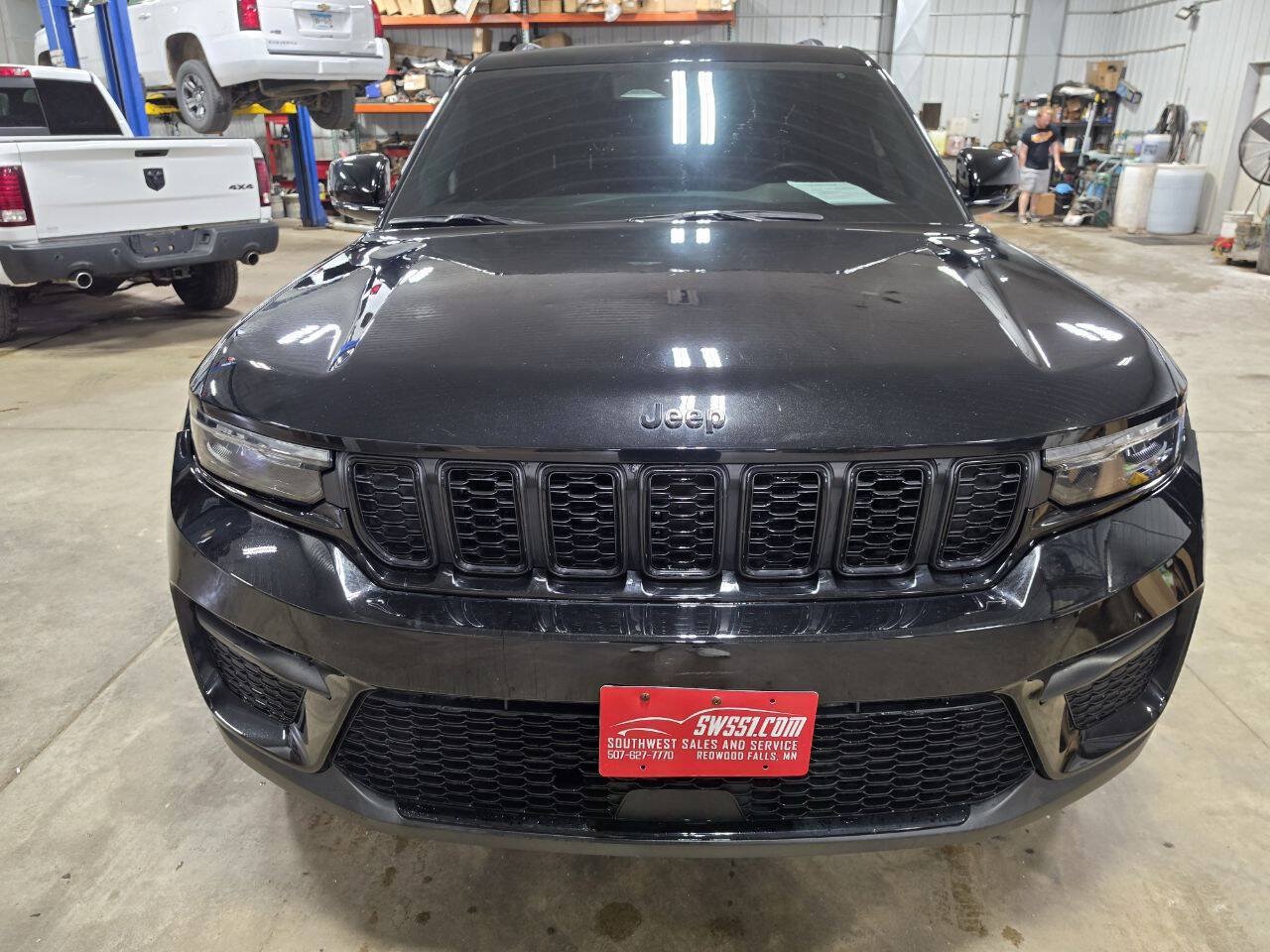 Used 2023 Jeep Grand Cherokee Altitude AWD/4WD image 3