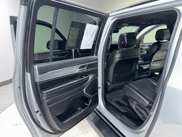 Used 2024 Jeep Wagoneer L Series II w/ Flexible Seating Group AWD/4WD image 25