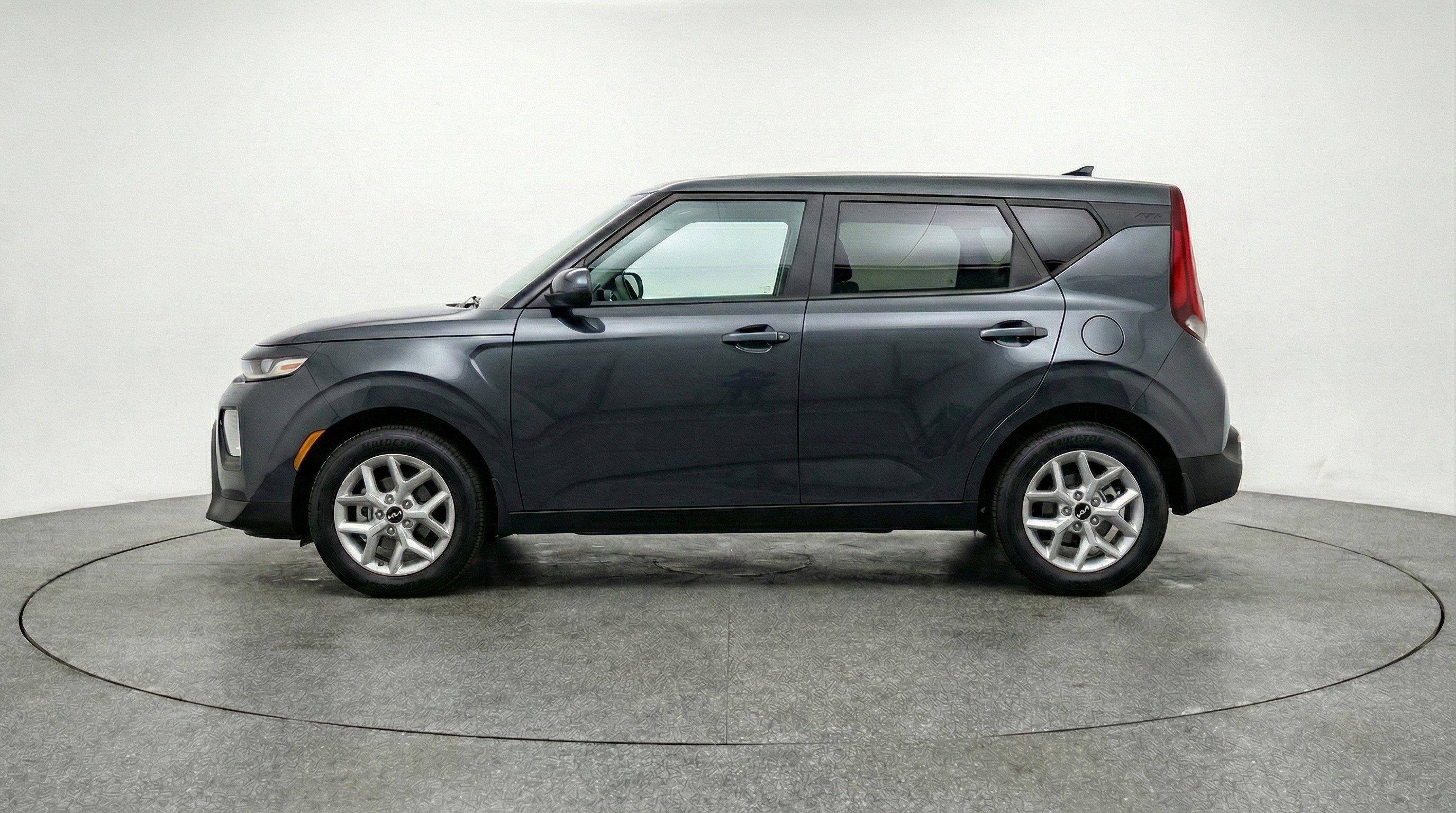 Used 2025 Kia Soul LX w/ LX Technology Package FWD image 5