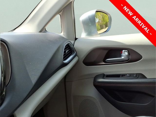 Used 2018 Chrysler Pacifica Touring-L Plus FWD image 20