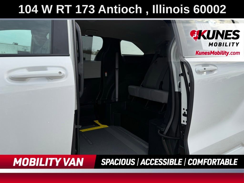 Used 2025 Toyota Sienna LE image 22