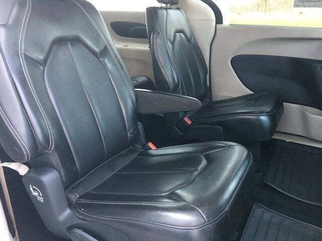 Used 2023 Chrysler Pacifica Touring-L image 11