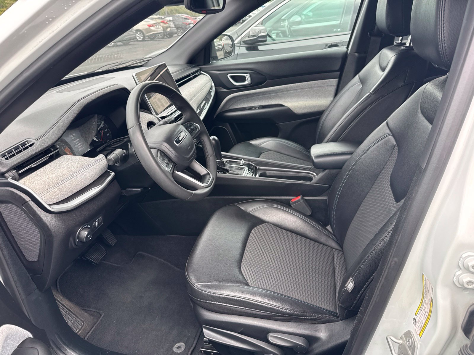 Used 2024 Jeep Compass Latitude AWD/4WD image 16