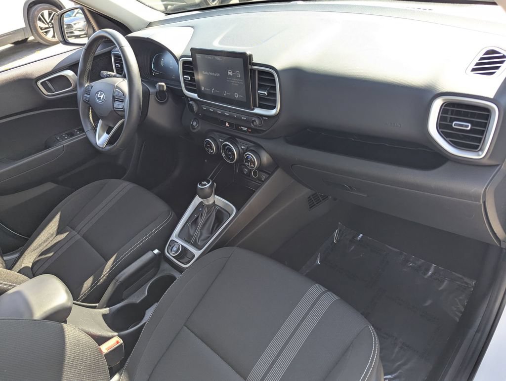 Used 2025 Hyundai Venue SEL FWD image 32