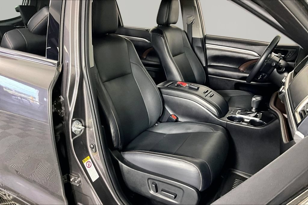Used 2019 Toyota Highlander Limited FWD image 28