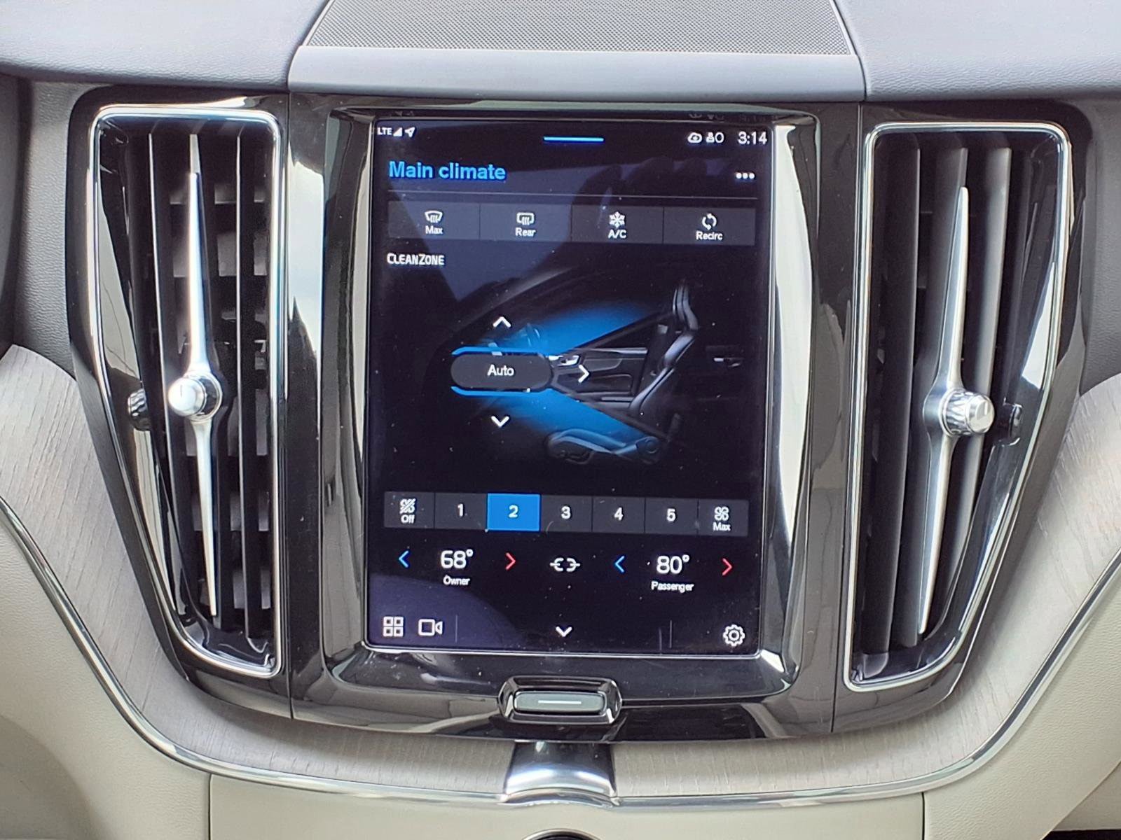 Certified 2023 Volvo XC60 B5 Plus image 17